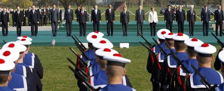 Spolen foto veden NATO ve trasburku.