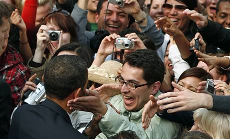 Jaroslav Suchý zachycený v okamžiku, kdy hladil prezidenta Baracka Obamu. (5. dubna 2009)