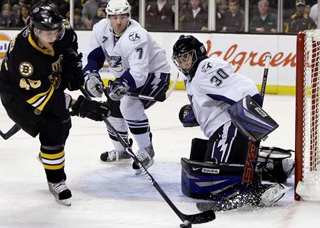 Boston - Tampa Bay: Domácí útoník David Krejí v anci ped gólmanem Mikem McKennou z Tampy Bay.