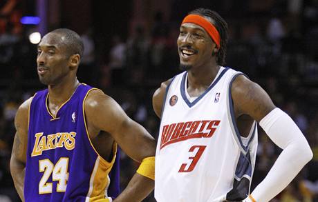 Gerald Wallace (vpravo) z Charlotte a  Kobe Bryant z Los Angeles Lakers.