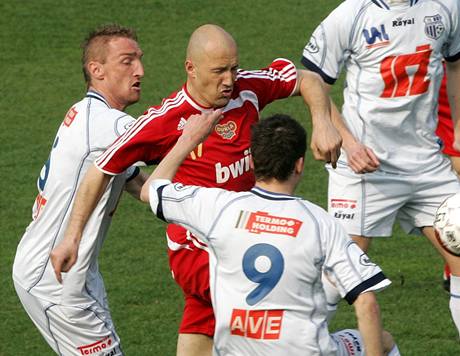 Ústetí fotbalisté (v bílém) bojují v nerozhodném utkání s Duklou. V Tinci se jim vedlo h. Prohráli 0:1.
