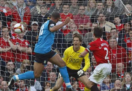 S MANCHESTEREM JE ZLE. Branká� Edwin Van der Sar dostává gól, st�elcem je John Carew (v modrém)