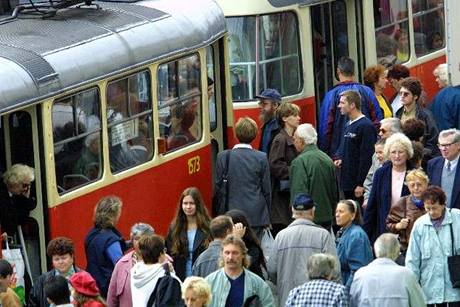 Více ne hodinové zpodní nabraly ji tramvaje a autobusy v Brn. Doprava...