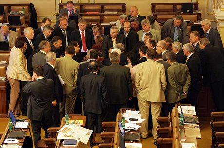 Opozice a nezaazení poslanci zablokovali jednání Poslanecké snmovny. Kvli radaru a daním.