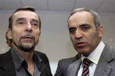 Lev Ponomarjov (vlevo) z ruského hnutí Za lidská práva s Garrym Kasparovem
