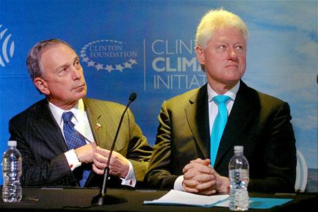 Americk exprezident Bill Clinton a newyorsk starosta Michael Bloomberg na tiskov konferenci o renovaci Empire State Building