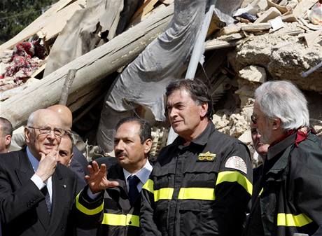 Znienou Aquilu navtvil po zemtesen italsk prezident Giorgio Napolitano (9. dubna 2009)