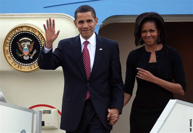 Barack Obama s manelkou vystupují na letiti v Ruzyni z Air Force One