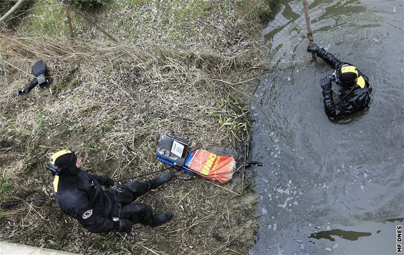 Policejní potápi vytahovali z rybníku a hasiské nádre v Olbramkostele kradené vci