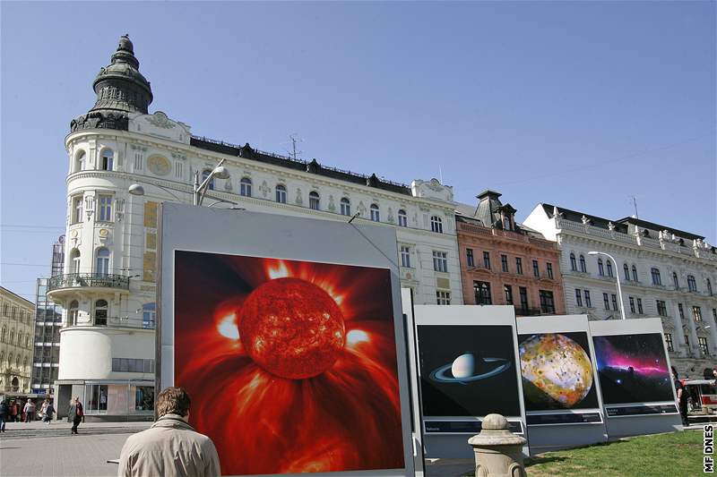 Výstava ped Mahenovým divadlem v Brn nese název Vesmír - dobrodruství objev