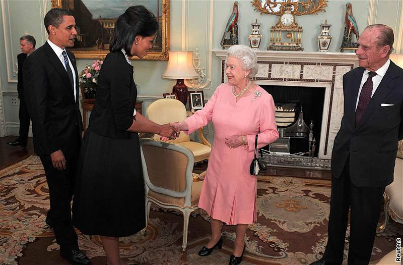 Britská královna Albta II. s manelem princem Filipem dnes pijala Baracka Obamu s první dámou Michelle. (1. duben 2009)