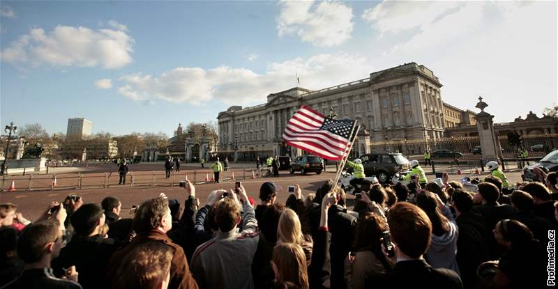 Barack Obama pijídí na soukromou audienci do Buckinghamského paláce k britské královn (1. dubna 2009)