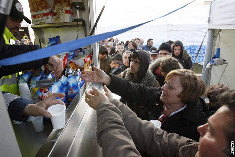Italové v stanovém mst Paganica, kteí pili o stechu nad hlavou po niivém zemtesení, ekají na pídl jídla. (7. dubna 2009)