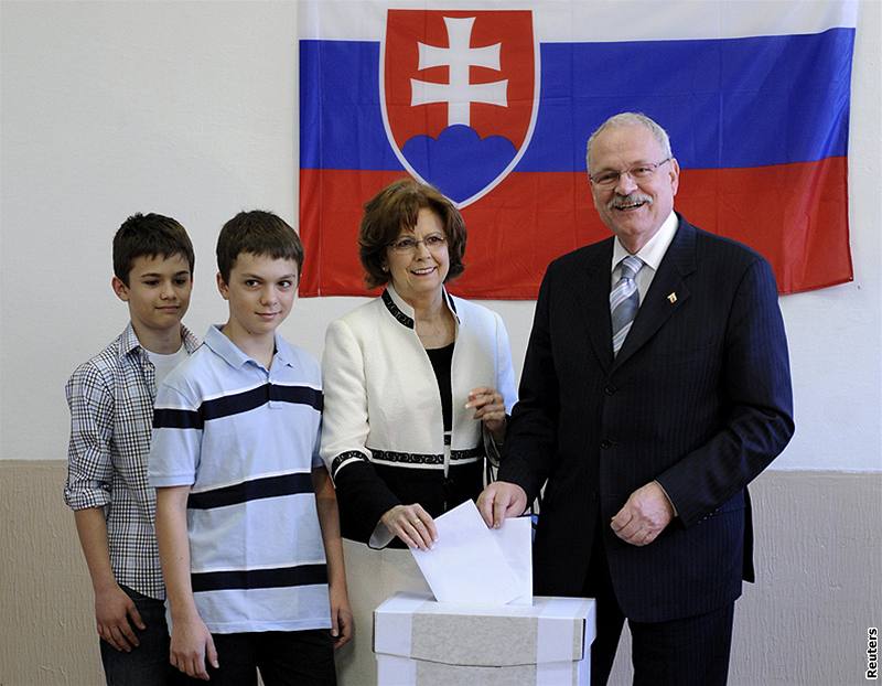 Ivan Gaparovi s manelkou Silvií a vnouaty bhem 2. kola slovenských prezidentských voleb