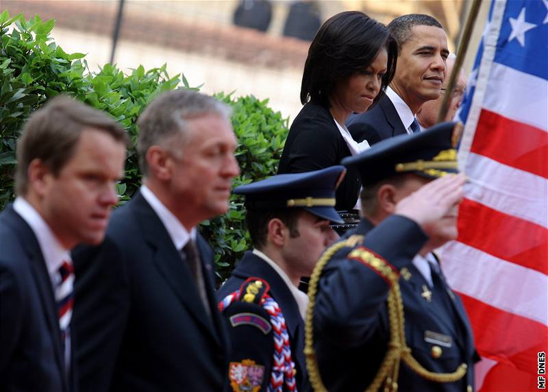 Barack Obama s manelkou Michelle na Hrad vedle Mirka Topolánka a Martina Bursíka (5. dubna 2009)