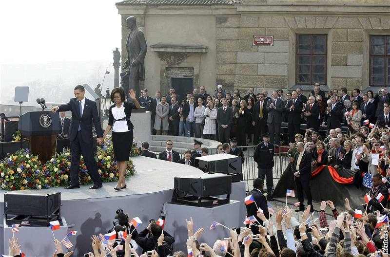 Barack Obama s manelkou Michelle zdraví dav na Hradanském námstí (5. dubna 2009)