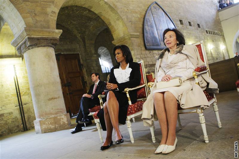 Livie Klausová a Michelle Obamová bhem prohlídky Praského hradu (5. dubna 2009)