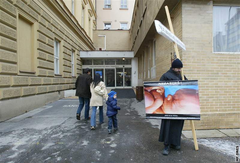 Libor Halík protestuje ped porodnicí na Obilním trhu proti potratm