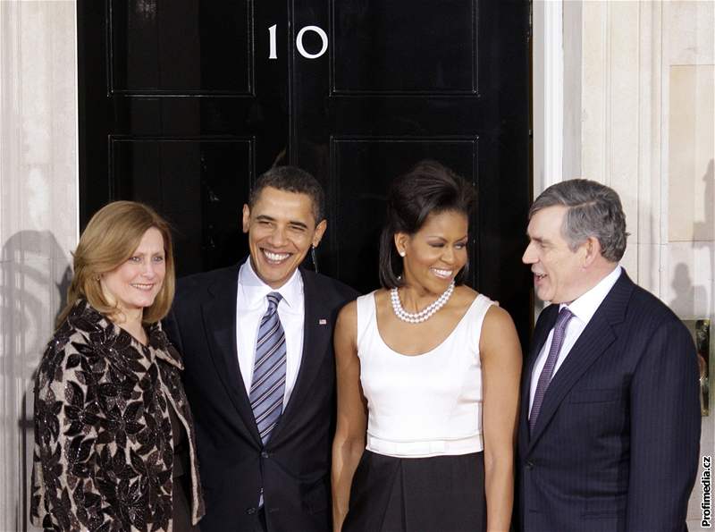 Barack Obama a Gordon Brown s manelkami ped veeí v Downing Street íslo 10
