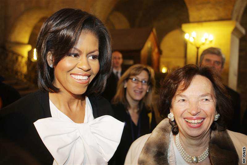 Michelle Obamová a Livia Klausová na prohlídce v podzemí Chrámu svatého Víta