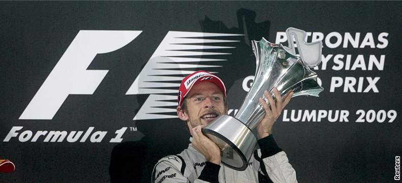Jenson Button pod detníkem. Nakonec se dokal triumfu ve Velké cen Malajsie.