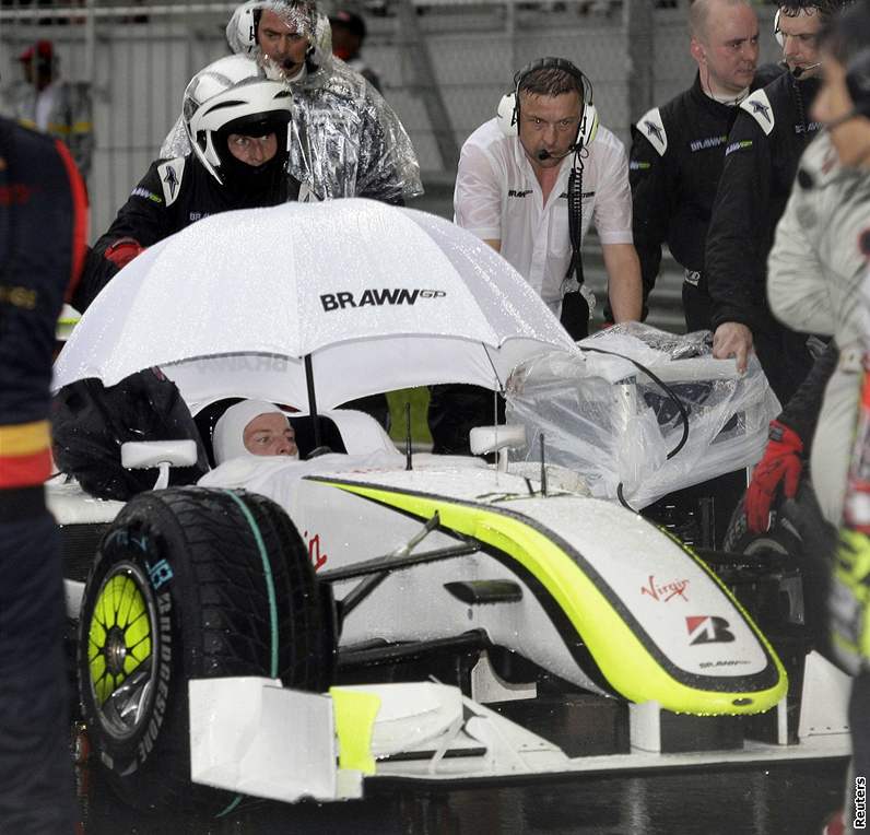 Jenson Button pod detníkem. Nakonec se dokal triumfu ve Velké cen Malajsie.