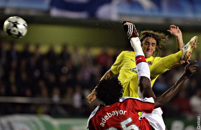 Villarreal - Arsenal: Adebayor a Gonzalo Rodriguez - Útoník Arsenalu Emmanuel...