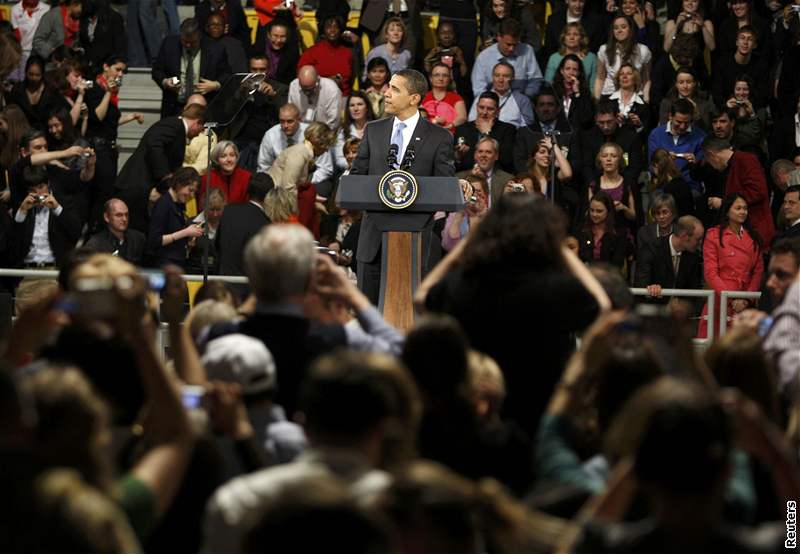 Barack Obama pi diskusi s nmeckými a francouzskými studenty ve trasburku.
