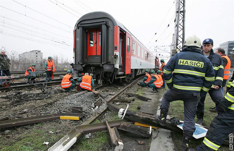 Dnes krátce po sedmé hodin ráno vykolejily ti elezniní vagóny mezi brnnským hlavním nádraím a nádraím v Horních Herpicích.