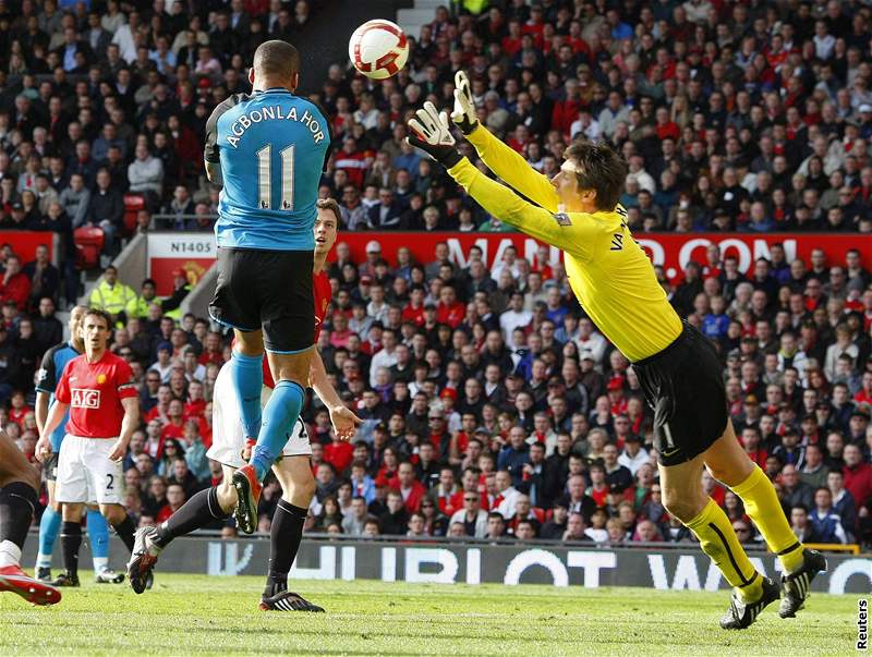 Manchester United - Aston Villa: hostující Gabriel Agbonlahor (vlevo) stílí gól