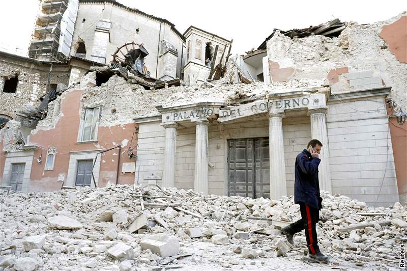Stední Itálii zasáhlo zemtesení, pi kterém zemely desítky lidí. (6. dubna 2009)