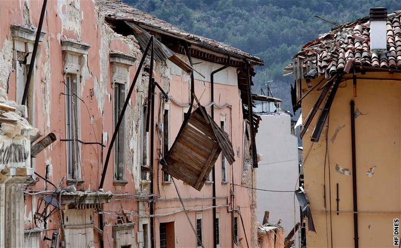 Zemtesení v Itálii má u pes 270 obtí, mezi nejpostienjí místa patí historické msto Aquila (9. dubna 2009)