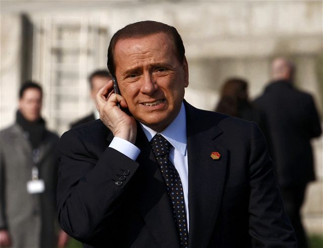 Italský premiér Silvio Berlusconi kvli telefonnímu hovoru ignoroval vítání...