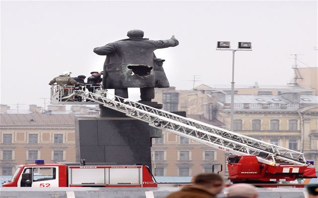Exploze udlala metrovou díru do Leninova pomníku v Petrohrad.