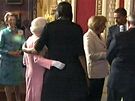 Michelle Obamová objala britskou královnu (1. dubna 2009)