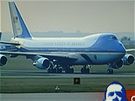 Air Force One na ploe letit v Ruzyni, jak ho zachytila eská televize