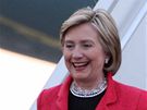 Hillary Clintonová vystupuje z Air Force One na letiti v Ruzyni