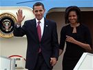 Barack Obama s manelkou vystupují na letiti v Ruzyni z Air Force One