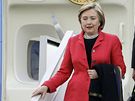Hillary Clintonová vystupuje z Air Force One na letiti Ruzyn
