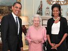 Britská královna Albta II. dnes pijala Baracka Obamu s první dámou Michelle. (1. duben 2009)