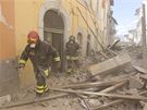 Po obtech zemtesení v kraji Abruzzi pátrají stovky hasi a tisíce záchraná (6. dubna 2009)
