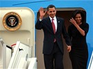 Barack Obama s manelkou Michelle vystupují na Ruzyni z letounu Air Force One (4. dubna 2009)
