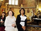 Livie Klausová a Michelle Obamová bhem prohlídky Chrámu svatého Víta (5. dubna 2009)