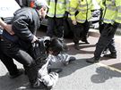 Demonstranti se v londýnských ulicích stetli s policisty