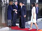Americký prezident Barack Obama pijel do londýnské Downing Street, kde ho pivítal britský premiér Gordon Brown (1. dubna 2009)