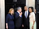 Americký prezident Barack Obama pijel do londýnské Downing Street s manelkou Michelle, kde se setkal s britským premiérem Gordonem Brownem a jeho enou (1. dubna 2009)