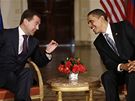 Americký prezident Barack Obama bhem londýnské schzky se svým ruským protjkem Dmitrijem Medvedvem