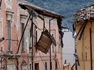 Zemtesení v Itálii má u pes 270 obtí, mezi nejpostienjí místa patí historické msto Aquila (9. dubna 2009)