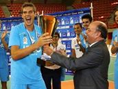Solu�ský kapitán Andrej Kravárik s pohárem pro mistra �ecké ligy