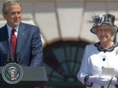 Královně Alžbětě hrozil při návštěvě USA atentát, odhalila po letech FBI